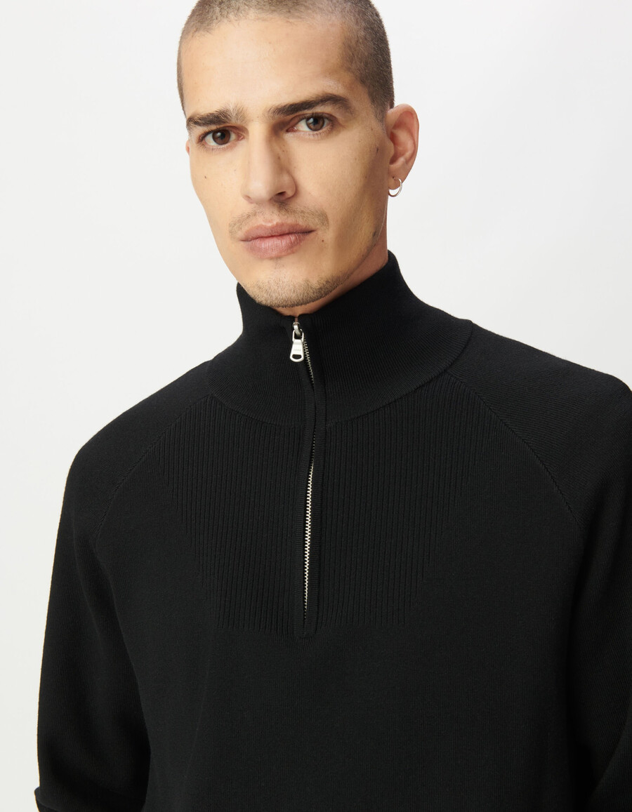 suéter de punto negro con cuello con cremallera para hombre