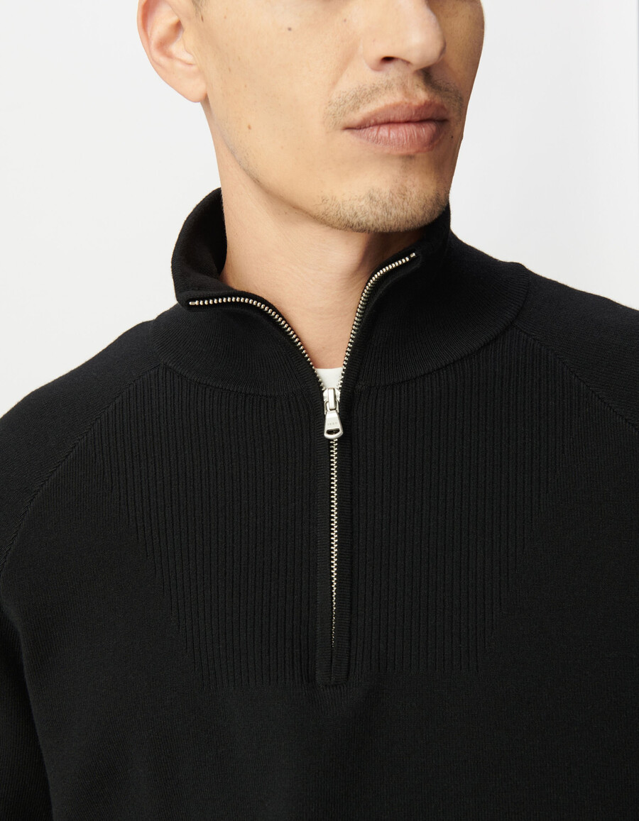 suéter de punto negro con cuello con cremallera para hombre
