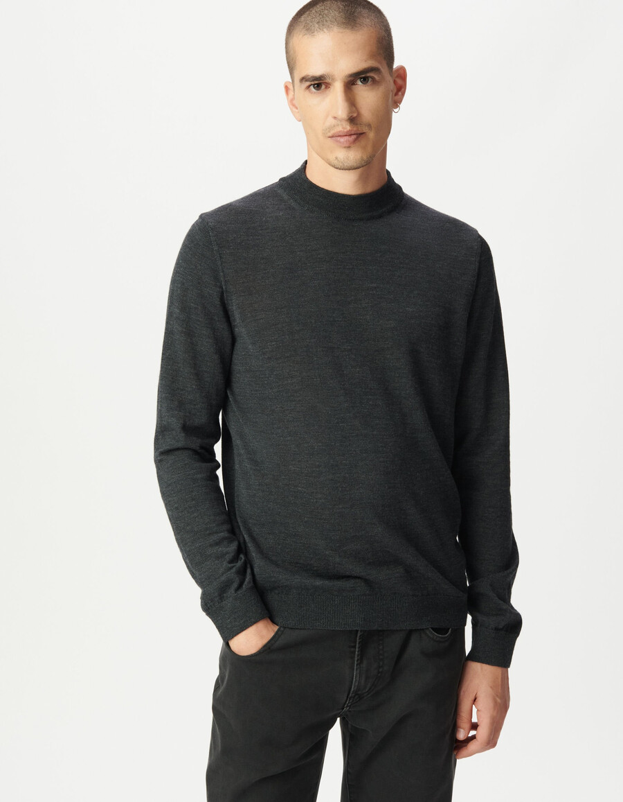 suéter de cuello alto de punto gris para hombre