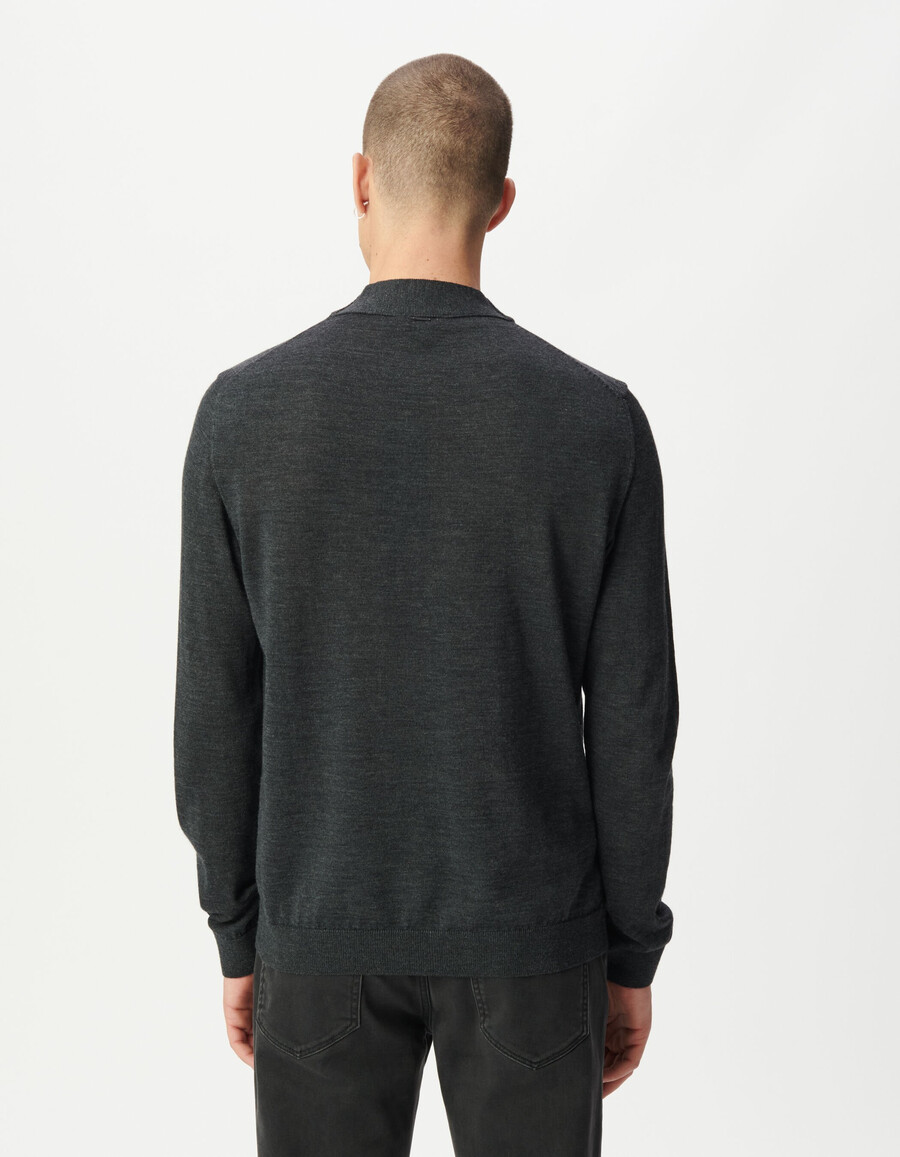 suéter de cuello alto de punto gris para hombre