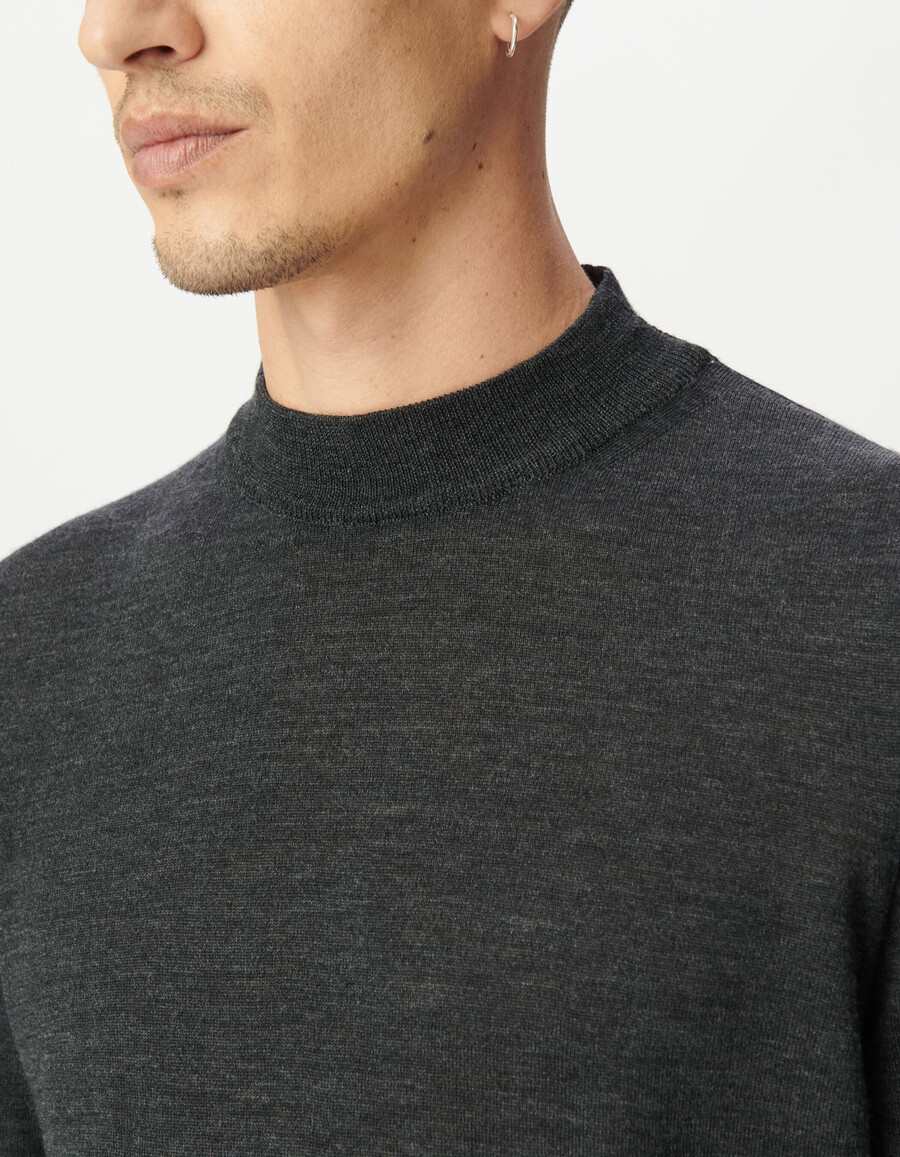 suéter de cuello alto de punto gris para hombre