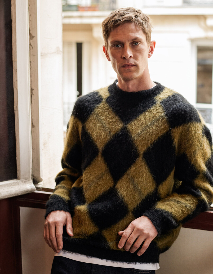 suéter de punto con estampado de cuadros caqui y negro para hombre