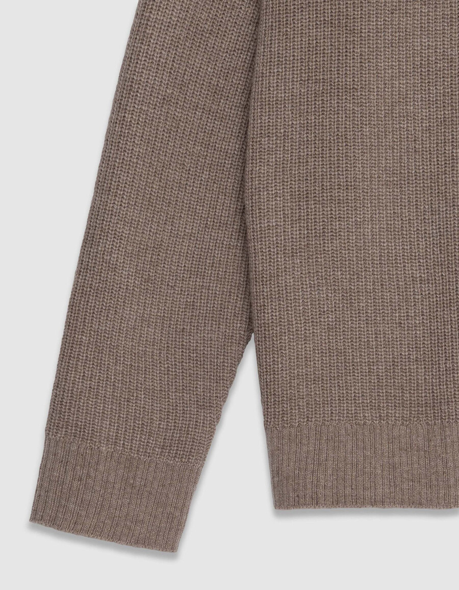 cárdigan de punto beige con cuello en v para hombre