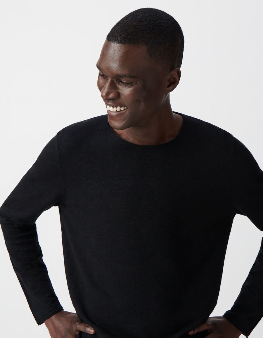 suéter negro de punto fino con bordes enrollados para hombre