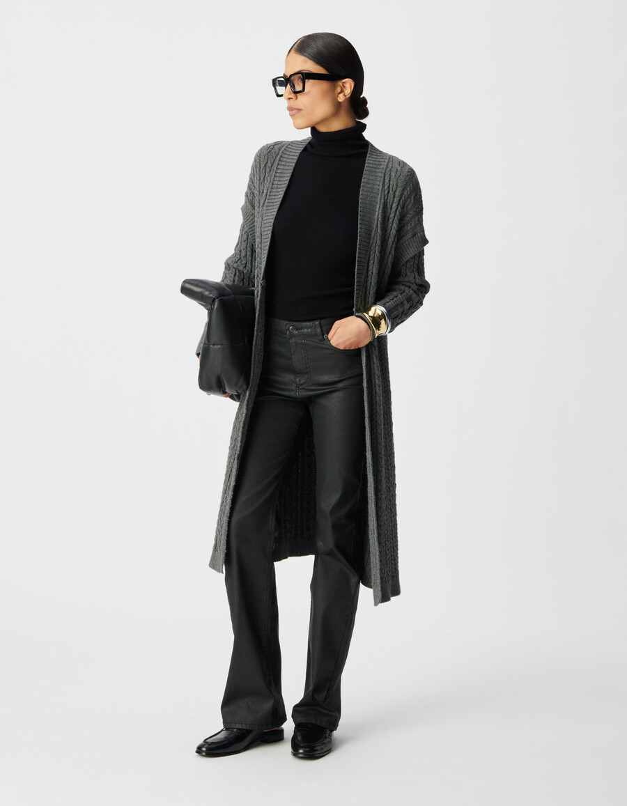 cárdigan largo de punto trenzado gris para mujer