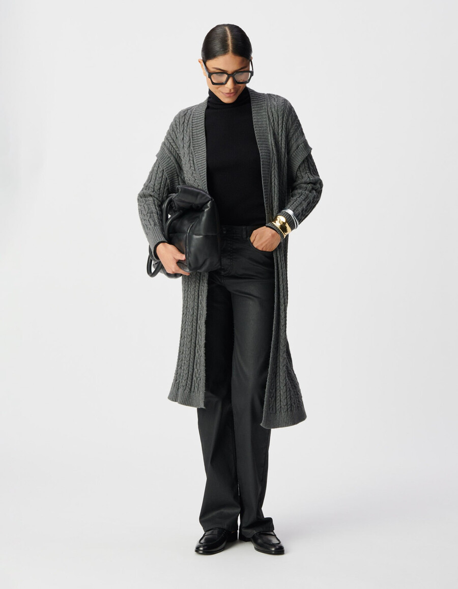 cárdigan largo de punto trenzado gris para mujer