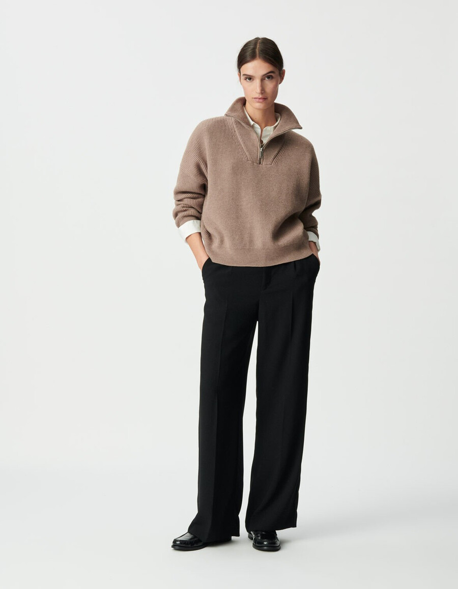 suéter de punto acanalado beige con cuello con cremallera para mujer
