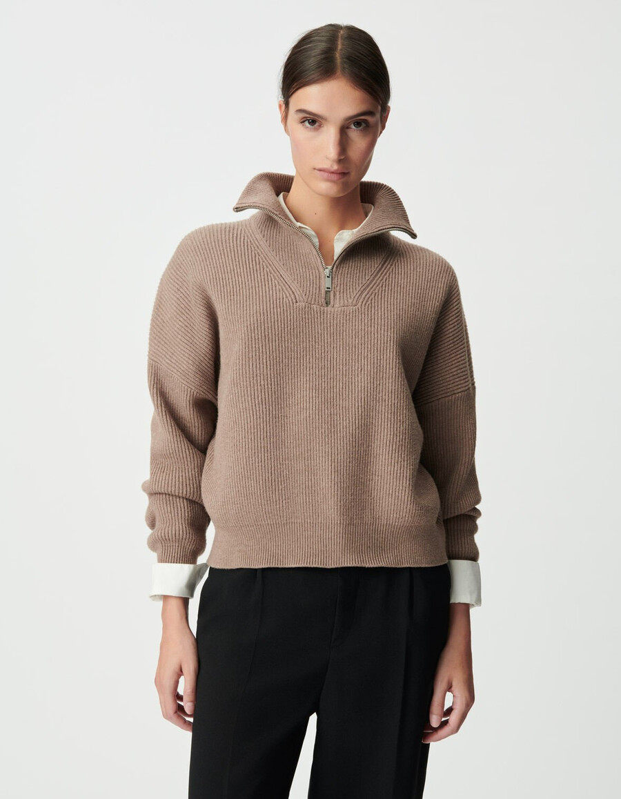 suéter de punto acanalado beige con cuello con cremallera para mujer