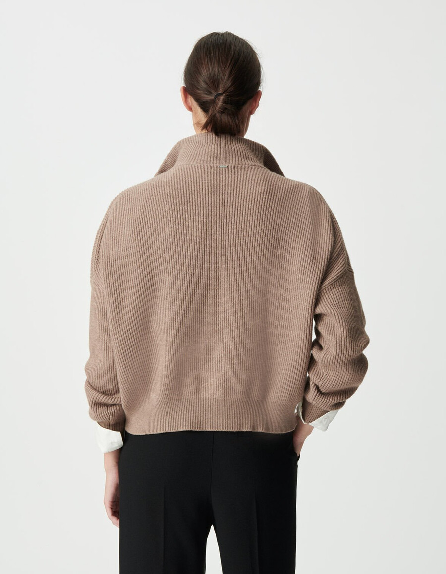 suéter de punto acanalado beige con cuello con cremallera para mujer