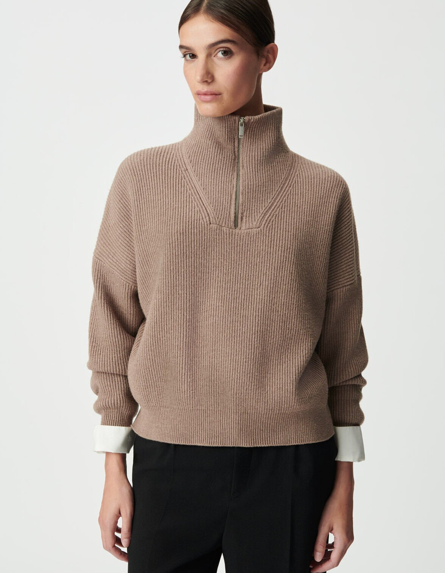 suéter de punto acanalado beige con cuello con cremallera para mujer
