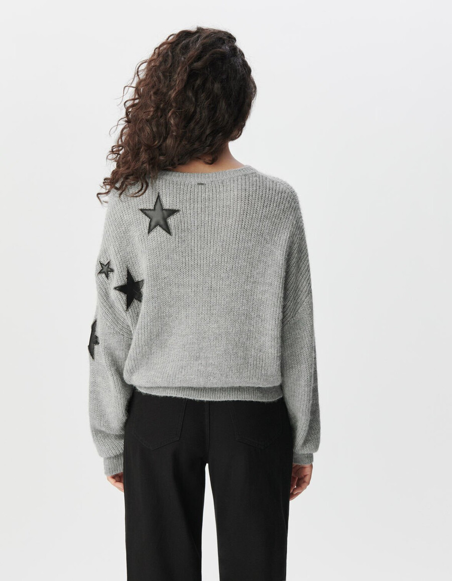 suéter de punto gris para mujer con recortes de estrellas de rock y cuentas