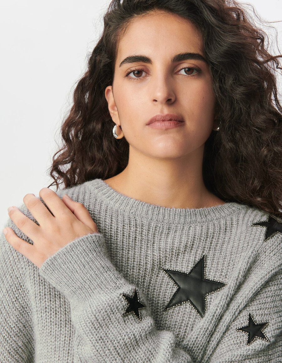 suéter de punto gris para mujer con recortes de estrellas de rock y cuentas