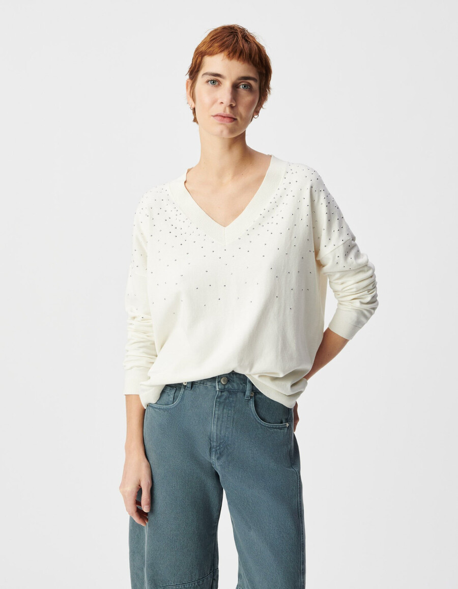 suéter blanco de punto con cuello en v y tachuelas para mujer