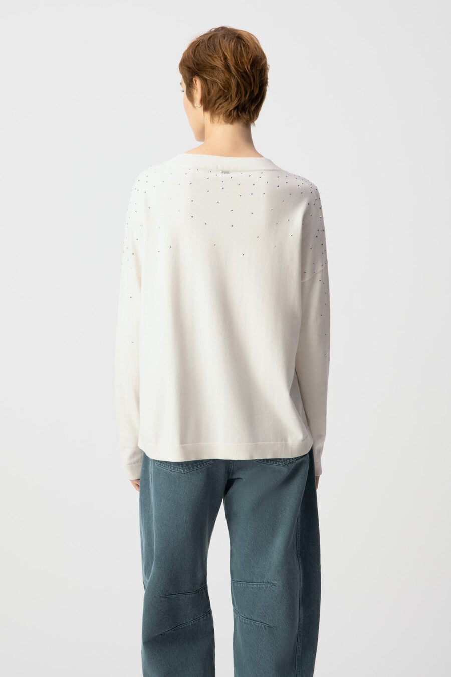 suéter blanco de punto con cuello en v y tachuelas para mujer