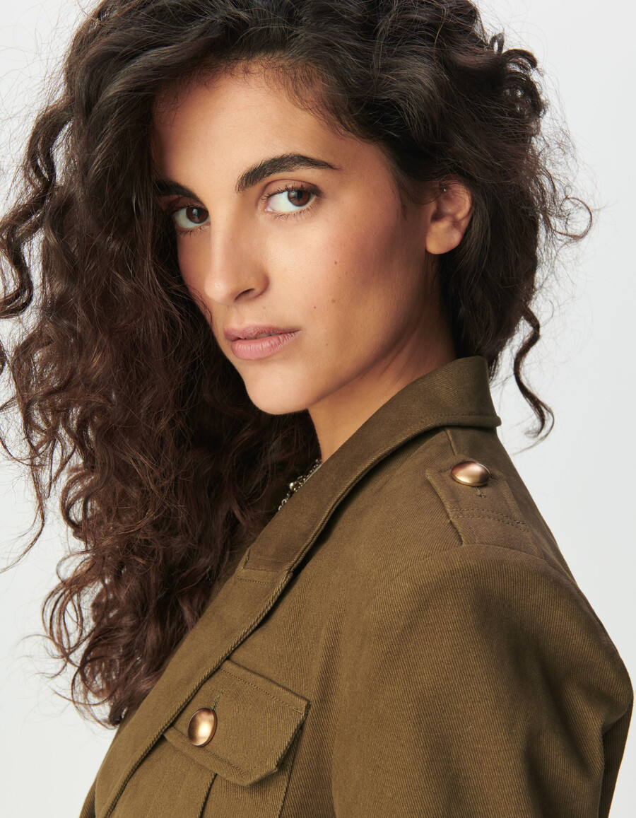 chaqueta corta de gabardina caqui para mujer