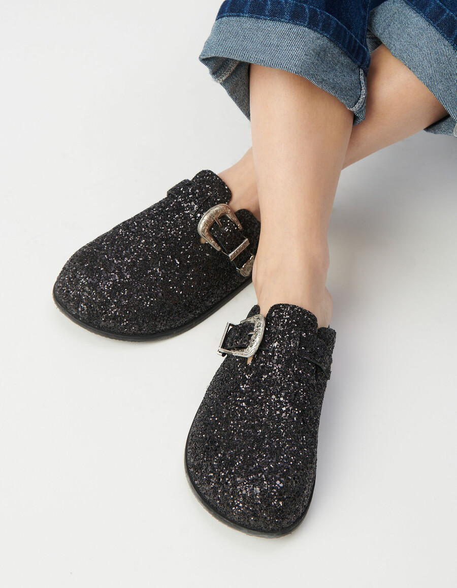 zuecos negros con microlentejuelas y hebilla vaquera para mujer