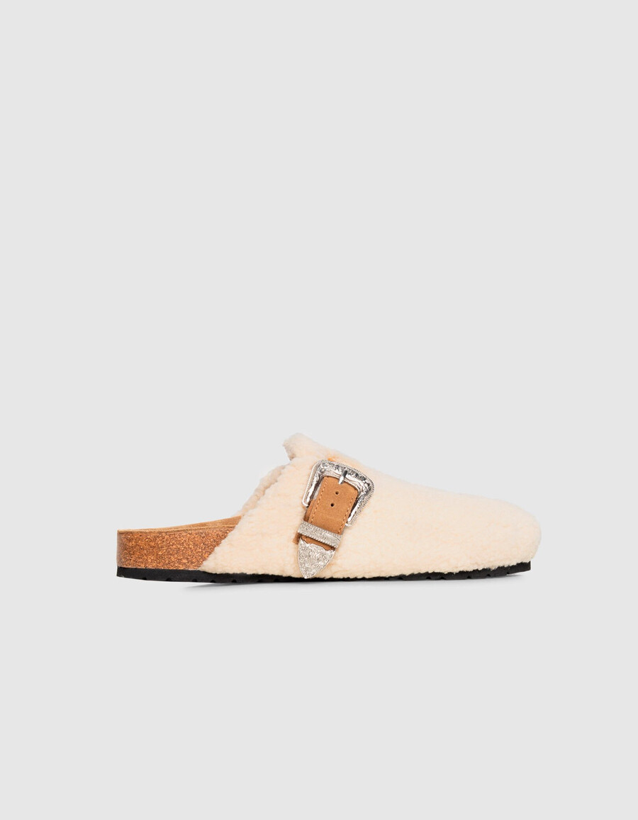zuecos tipo mule de piel de oveja color crudo para mujer con hebilla vaquera