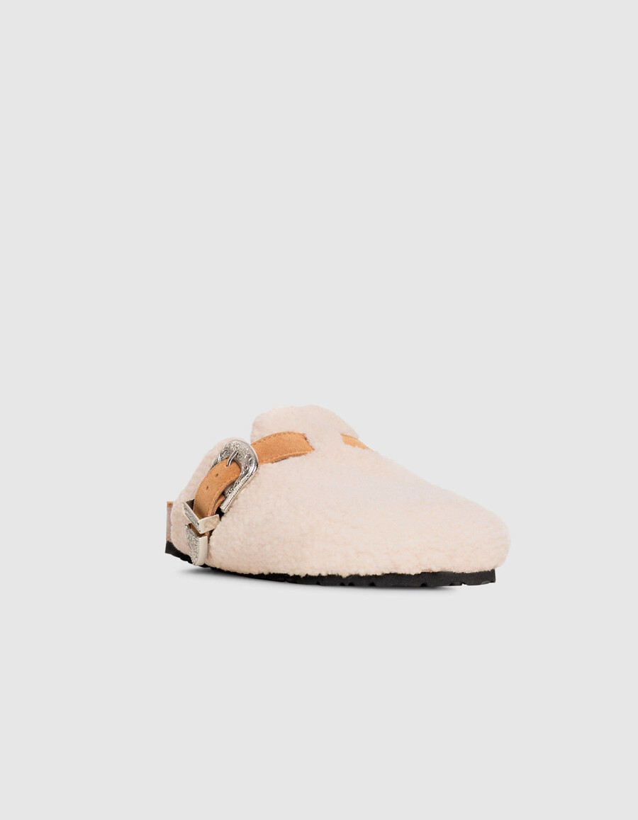 zuecos tipo mule de piel de oveja color crudo para mujer con hebilla vaquera