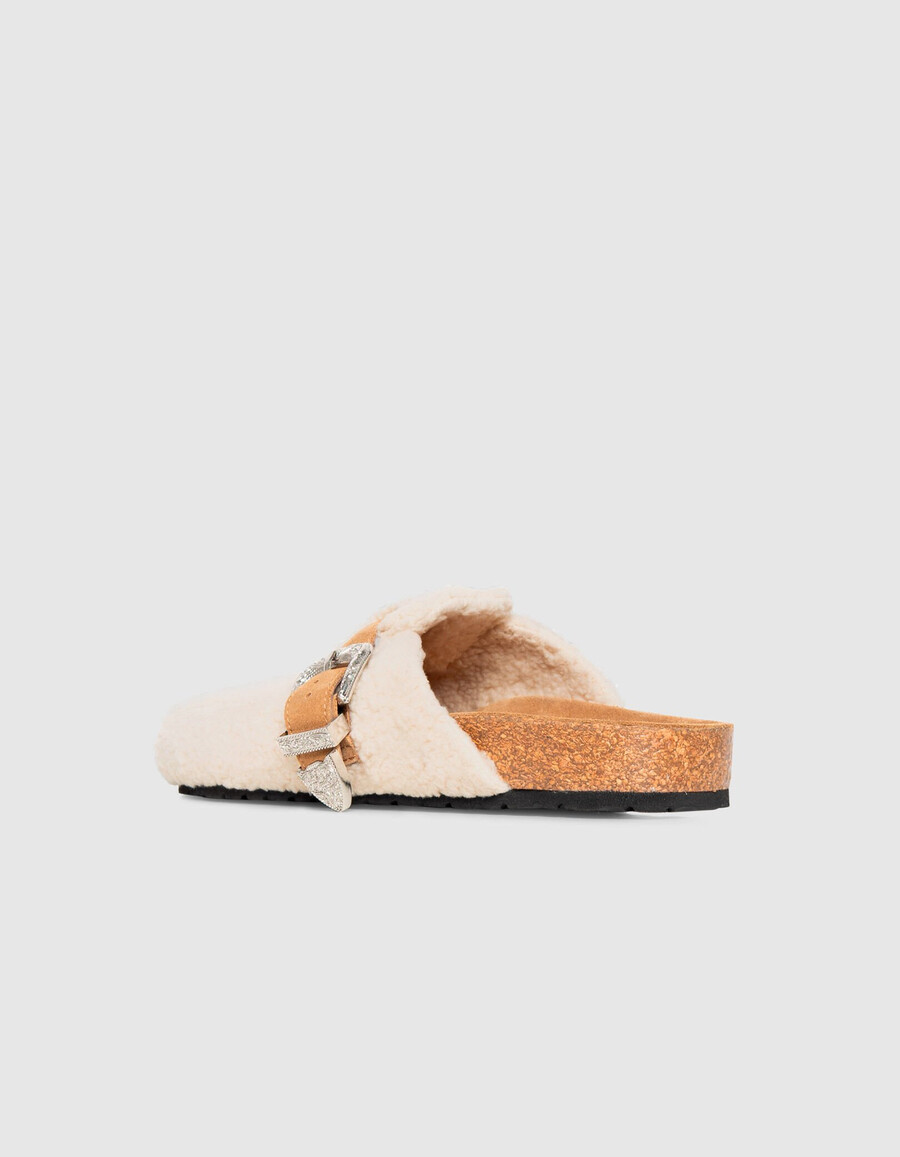 zuecos tipo mule de piel de oveja color crudo para mujer con hebilla vaquera