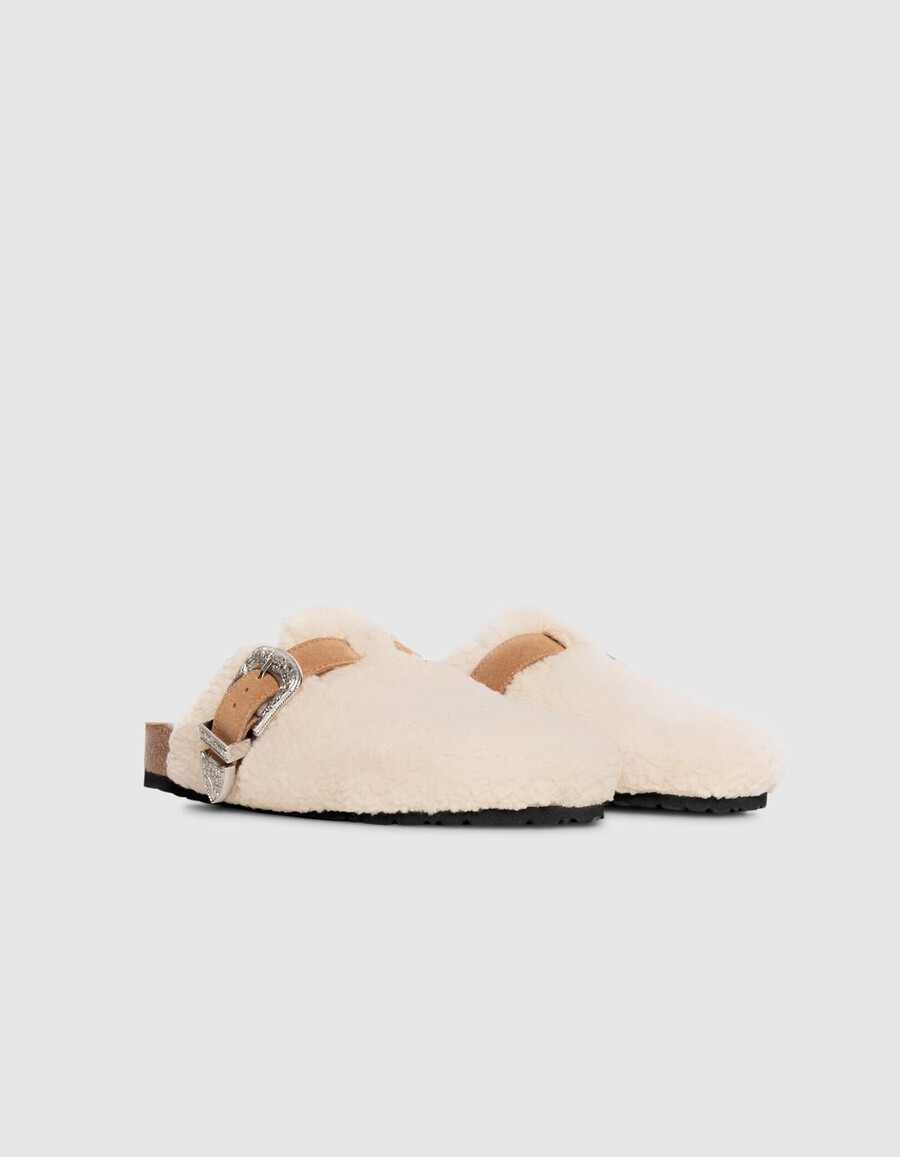 zuecos tipo mule de piel de oveja color crudo para mujer con hebilla vaquera