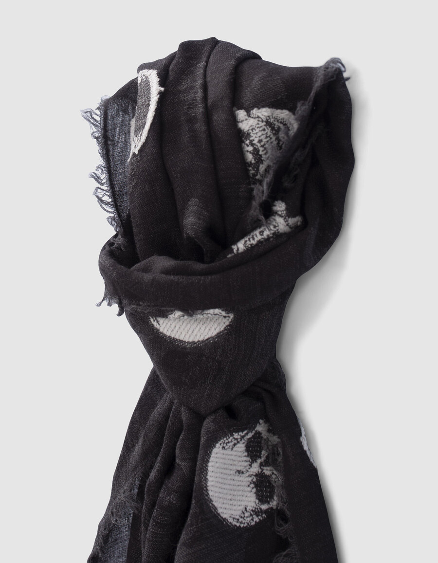 bufanda de mujer con estampado de calaveras en jacquard gris