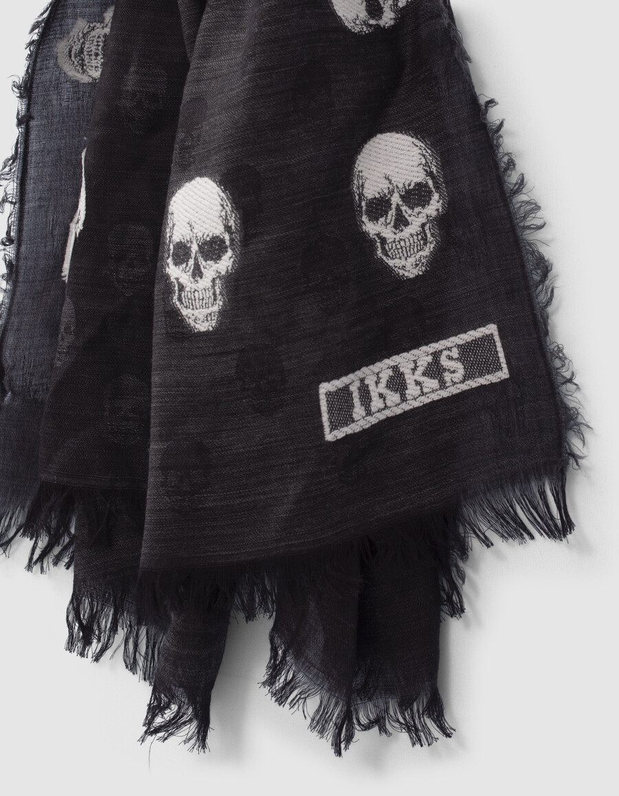 bufanda de mujer con estampado de calaveras en jacquard gris