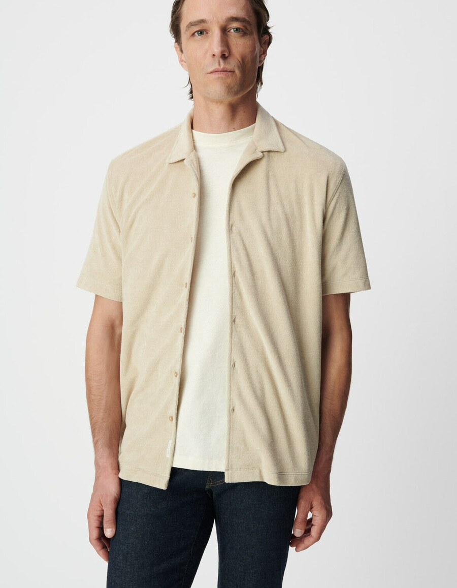 camisa regular de manga corta de rizo beige para hombre