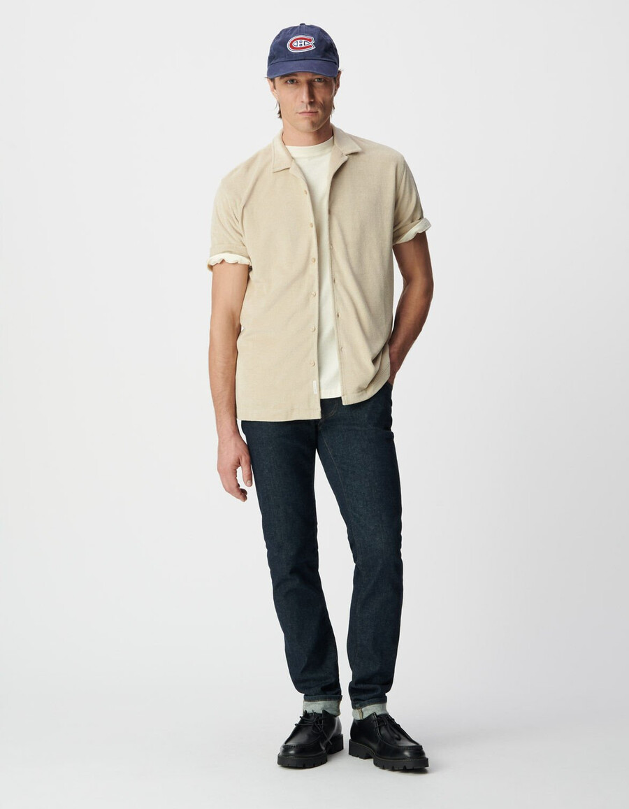 camisa regular de manga corta de rizo beige para hombre