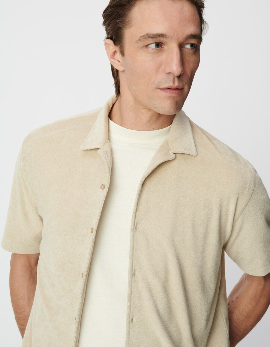 camisa regular de manga corta de rizo beige para hombre