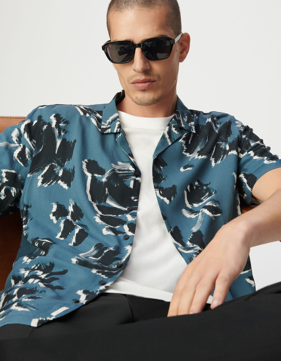 camisa azul regular para hombre con estampado floral artístico