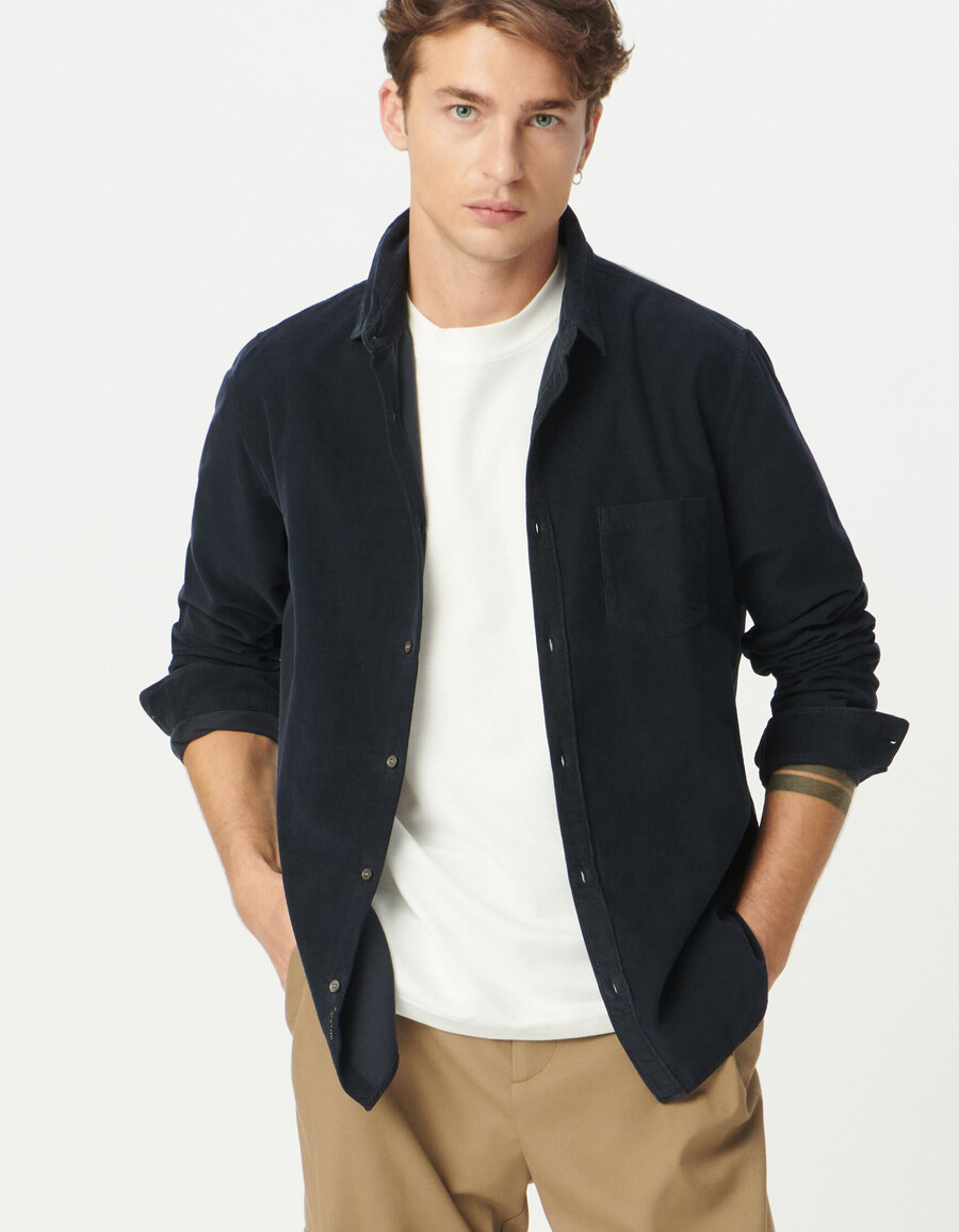camisa regular de algodón orgánico azul marino con pana de aguja para hombre