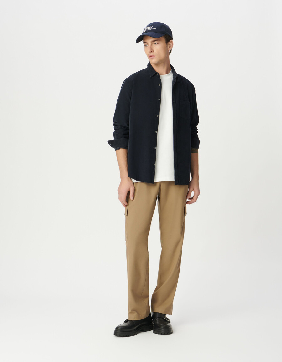 camisa regular de algodón orgánico azul marino con pana de aguja para hombre