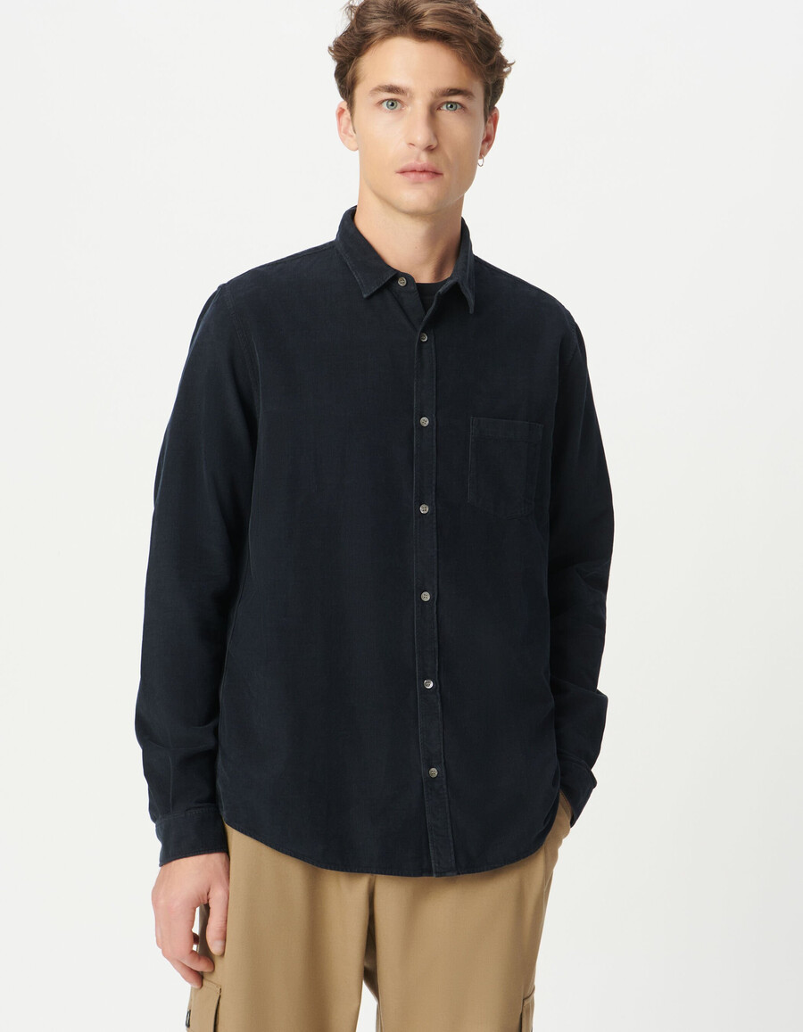 camisa regular de algodón orgánico azul marino con pana de aguja para hombre