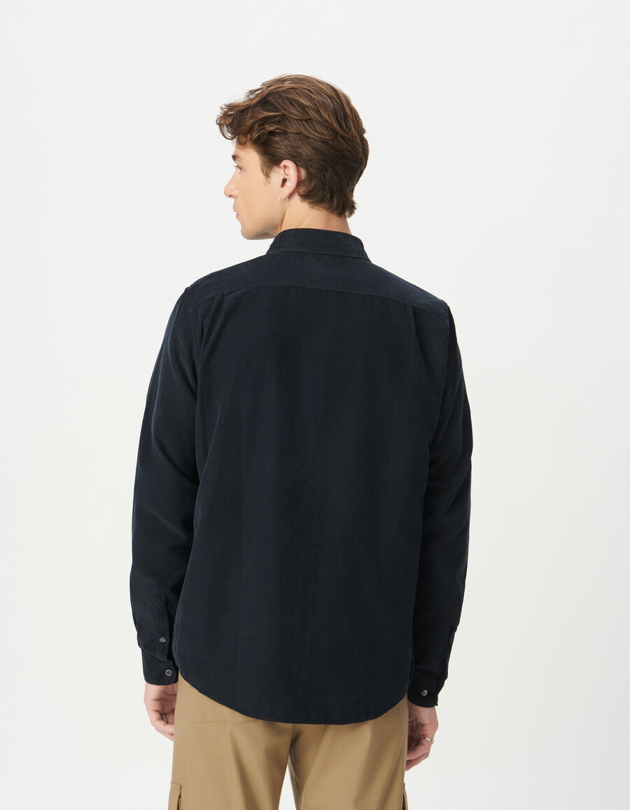 camisa regular de algodón orgánico azul marino con pana de aguja para hombre
