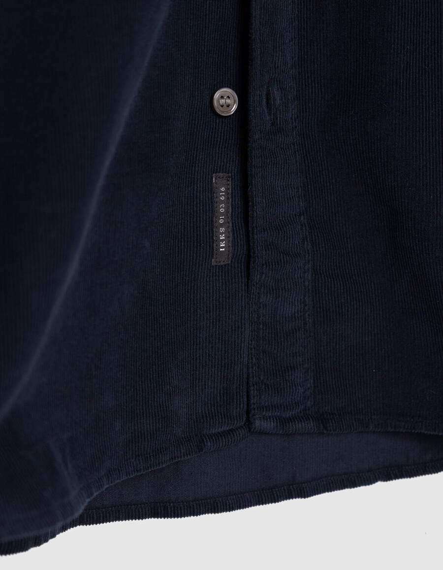 camisa regular de algodón orgánico azul marino con pana de aguja para hombre