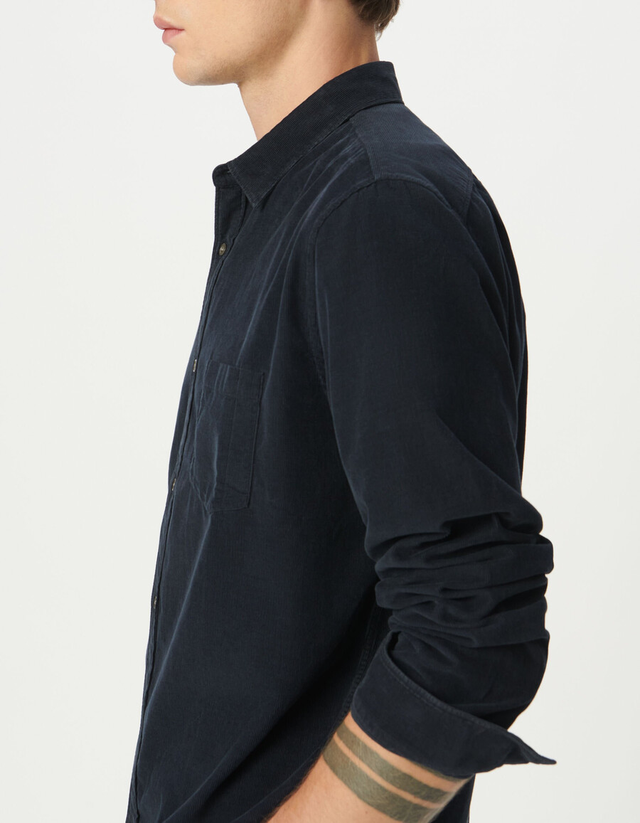 camisa regular de algodón orgánico azul marino con pana de aguja para hombre