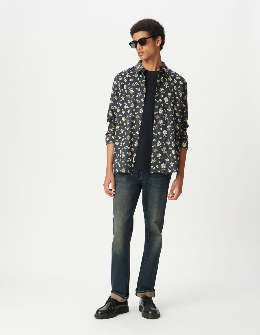 camisa ajustada de algodón orgánico azul marino con flores beige para hombre