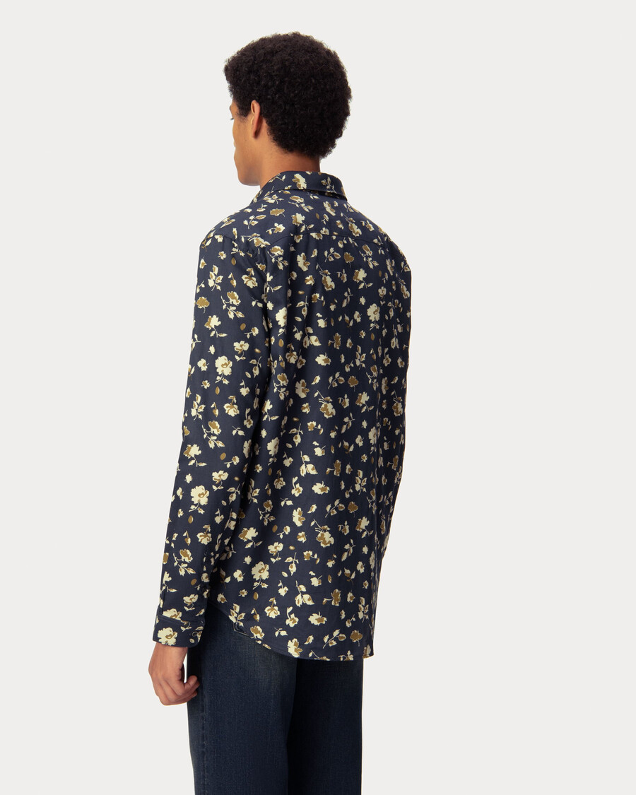 camisa ajustada de algodón orgánico azul marino con flores beige para hombre