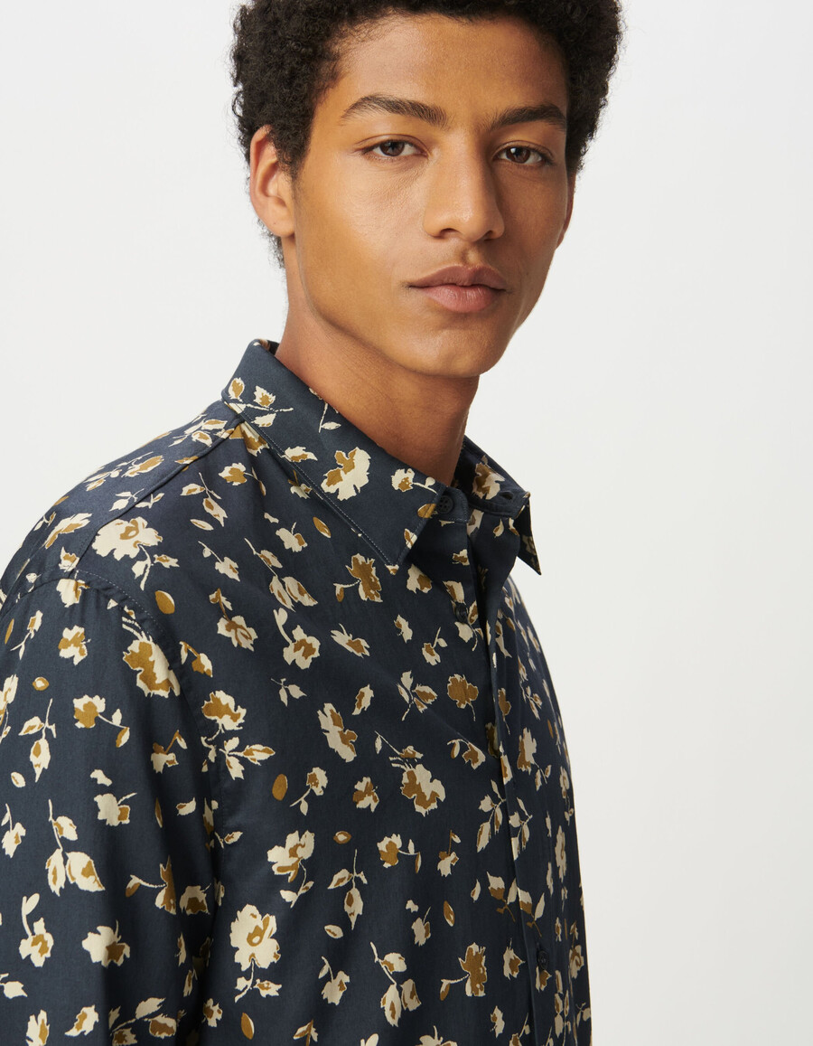 camisa ajustada de algodón orgánico azul marino con flores beige para hombre