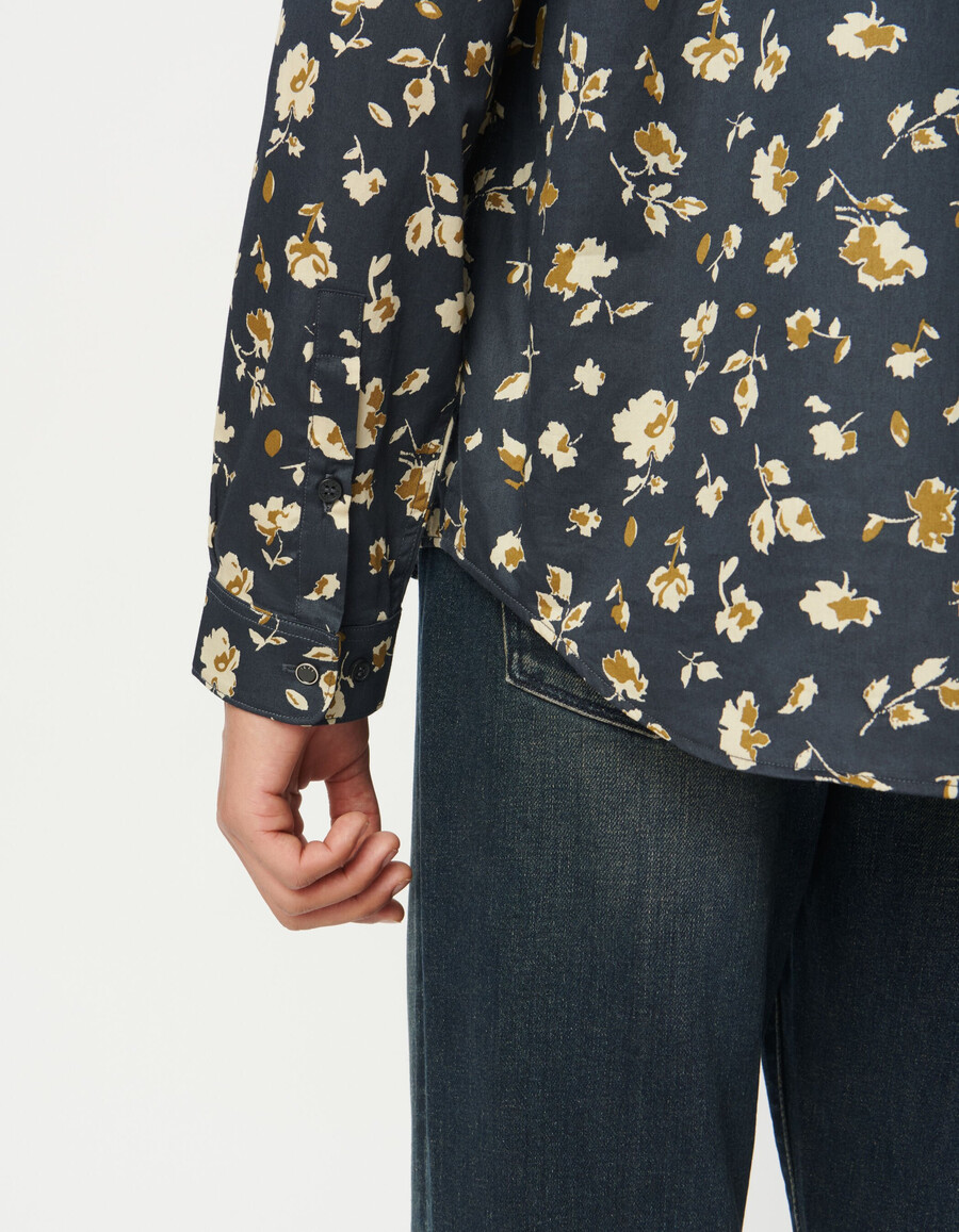 camisa ajustada de algodón orgánico azul marino con flores beige para hombre