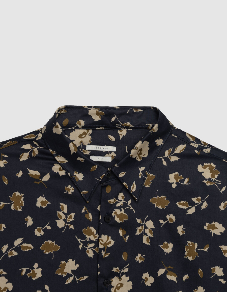 camisa ajustada de algodón orgánico azul marino con flores beige para hombre