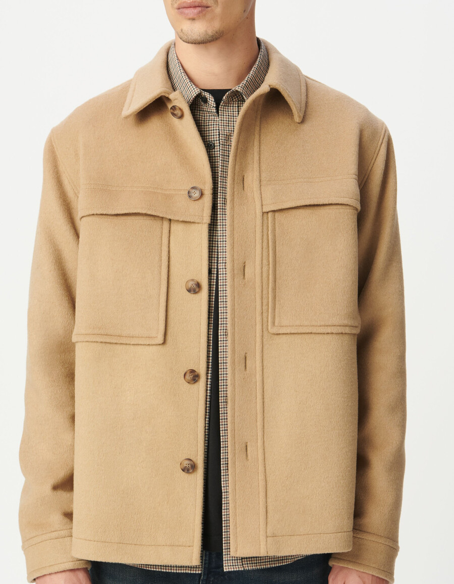 camisa multibolsillos de lana beige para hombre