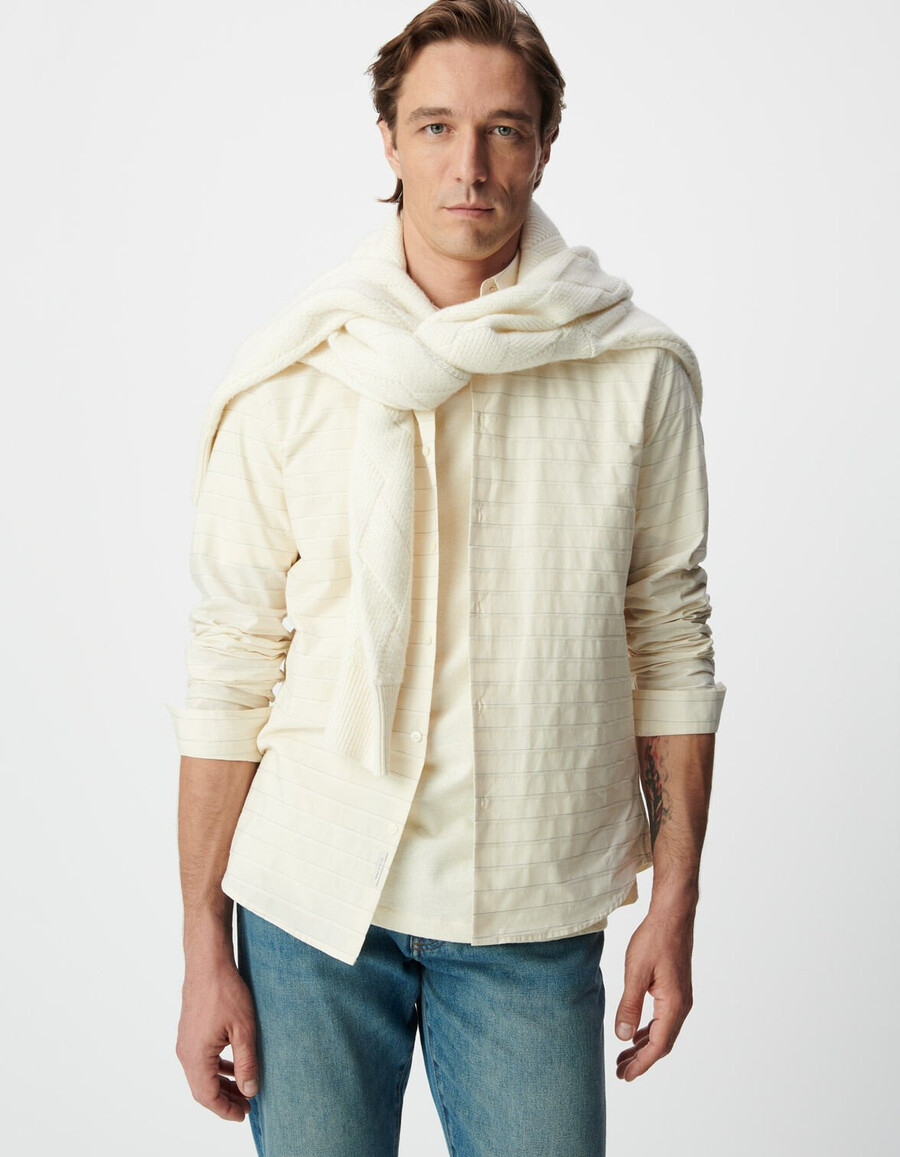 camisa entallada color crudo con estampado de rayas horizontales para hombre