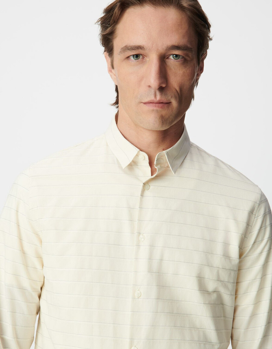 camisa entallada color crudo con estampado de rayas horizontales para hombre
