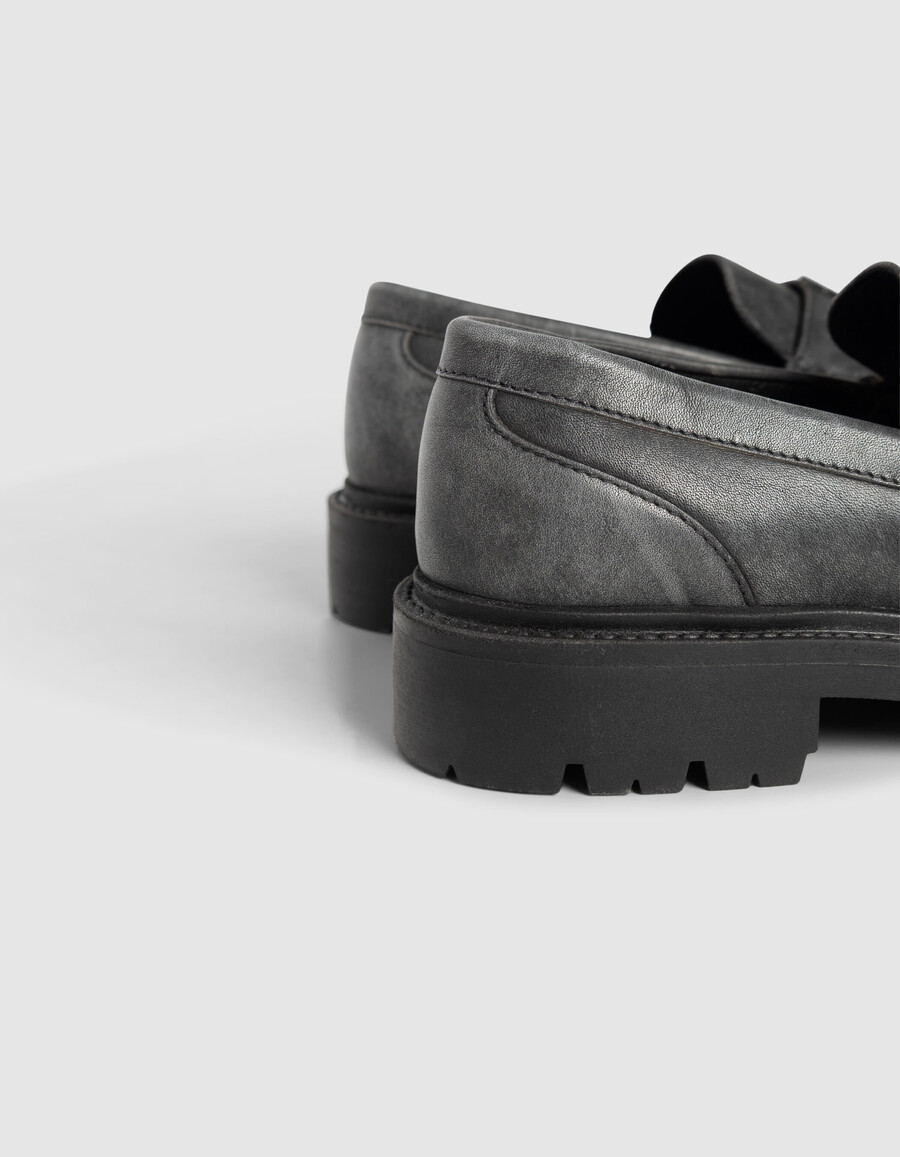 mocasines de piel gris para mujer con suela con tacos