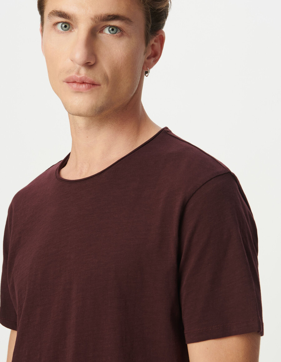 camiseta de cuello redondo de algodón orgánico flameado color ciruela para hombre
