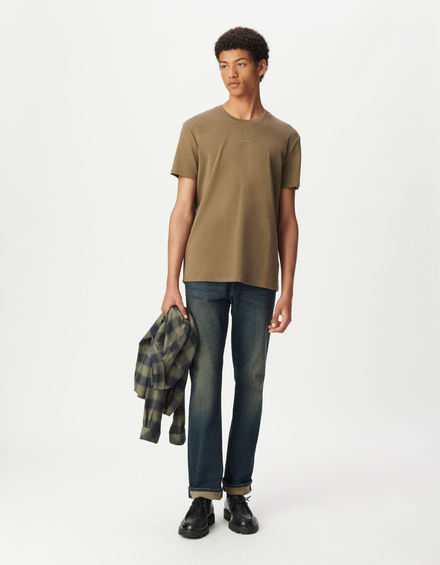 camiseta absolute dry beige para hombre con detalle de logotipo