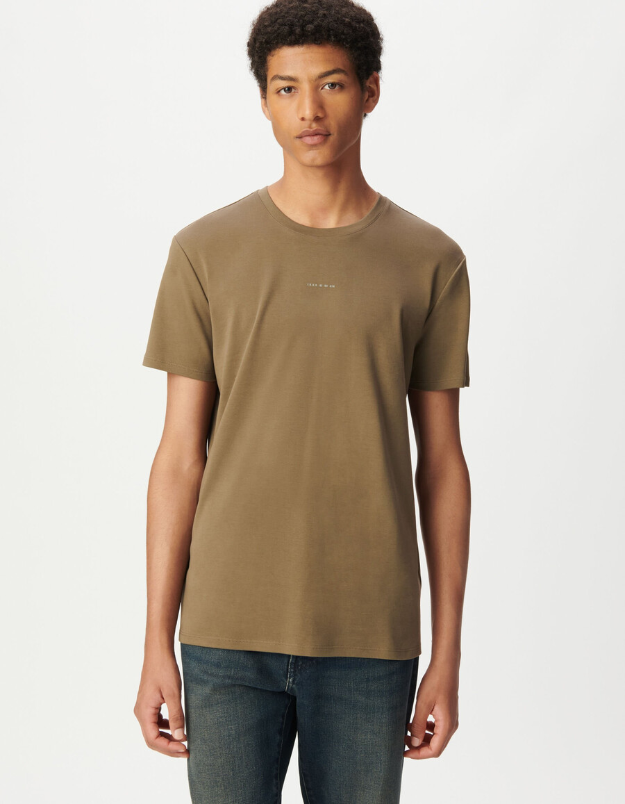 camiseta absolute dry beige para hombre con detalle de logotipo
