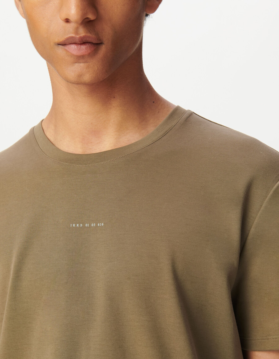 camiseta absolute dry beige para hombre con detalle de logotipo