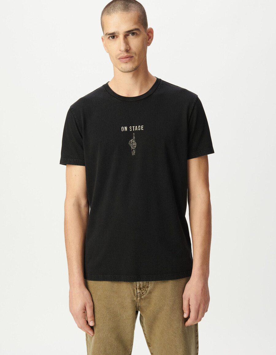 camiseta negra de manga corta para hombre con imagen de mano